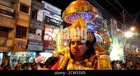 DISTRIKT KATNI, INDIEN - 08. OKTOBER 2019: Lord Hanuman Schau Präsentation auf hindu Religious Road Show für vijayadashami dussehra Veranstaltungen. Stockfoto