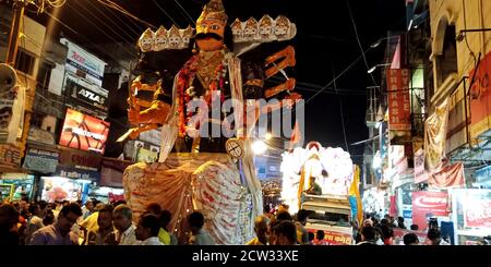 BEZIRK KATNI, INDIEN - 08. OKTOBER 2019: Riesige Ravana Monster Statue Präsentation auf hindu religiöse Road Show für vijayadashami dussehra Veranstaltungen. Stockfoto
