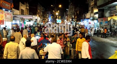 DISTRIKT KATNI, INDIEN - 08. OKTOBER 2019: Asiatische religiöse Menschen drängen sich bei der hindu Religious Road Show für vijayadashami dussehra Veranstaltungen. Stockfoto