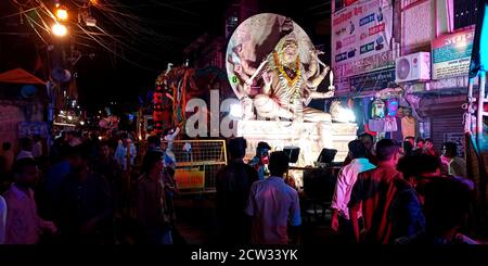 DISTRIKT KATNI, INDIEN - 08. OKTOBER 2019: Asiatische religiöse Menschen drängen sich bei der hindu Religious Road Show für lord durga Immersion Ceremony. Stockfoto