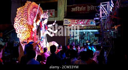 DISTRIKT KATNI, INDIEN - 08. OKTOBER 2019: Lord durga Statue Demonstration an hinduistischen religiösen Road Show für lord durga Immersion Zeremonie. Stockfoto