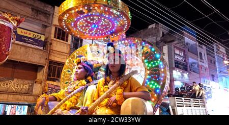 DISTRIKT KATNI, INDIEN - 08. OKTOBER 2019: Lord Rama und laxman rath yatra auf der hindu Religious Road Show für vijayadashami dussehra Veranstaltungen. Stockfoto