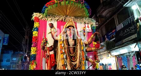 BEZIRK KATNI, INDIEN - 08. OKTOBER 2019: Heilige Mutter lord Kaali Statue Präsentation auf hindu religiöse Road Show für vijayadashami dussehra Veranstaltungen. Stockfoto