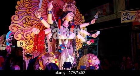 DISTRIKT KATNI, INDIEN - 08. OKTOBER 2019: Lord durga Statue Demonstration an hinduistischen religiösen Road Show für lord durga Immersion Zeremonie. Stockfoto