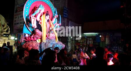 DISTRIKT KATNI, INDIEN - 08. OKTOBER 2019: Asiatische religiöse Menschen drängen sich bei der hindu Religious Road Show für lord durga Immersion Ceremony. Stockfoto