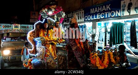 DISTRIKT KATNI, INDIEN - 08. OKTOBER 2019: Lord Rama Rath yatra auf der hindu Religious Road Show für vijayadashami dussehra Veranstaltungen. Stockfoto