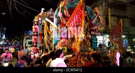 DISTRIKT KATNI, INDIEN - 08. OKTOBER 2019: Asiatische arme religiöse Menschen drängen sich bei der hindu Religious Road Show für lord durga Immersion Ceremony. Stockfoto