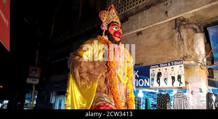 DISTRIKT KATNI, INDIEN - 08. OKTOBER 2019: Lord Hanuman Statue Kunstpräsentation auf hindu Religious Road Show für vijayadashami dussehra Veranstaltungen. Stockfoto