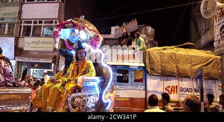 DISTRIKT KATNI, INDIEN - 08. OKTOBER 2019: Lord Rama Rath Yatra auf der hindu Religious Road Show für vijayadashami dussehra Veranstaltungen. Stockfoto