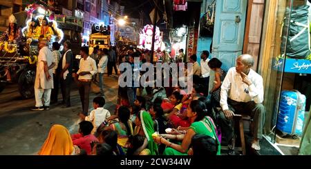 DISTRIKT KATNI, INDIEN - 08. OKTOBER 2019: Indische Dorfbewohner drängen sich bei der hindu Religious Road Show für vijayadashami dussehra Veranstaltungen. Stockfoto