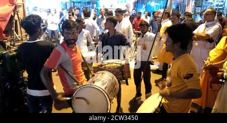DISTRIKT KATNI, INDIEN - 08. OKTOBER 2019: Indische Musikkünstlerin spielt Trommel für hindu religiöse Roadshow für vijayadashami dussehra Veranstaltungen. Stockfoto