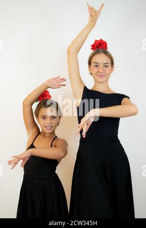 Zwei junge Flamenco-Tänzerinnen Spanien Frau auf weißem Hintergrund Stockfoto