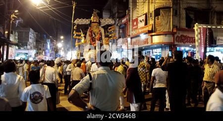 DISTRIKT KATNI, INDIEN - 08. OKTOBER 2019: Lord Ravana Rath Yatra Menschen drängen sich bei der hindu Religious Road Show für vijayadashami dussehra Veranstaltungen. Stockfoto