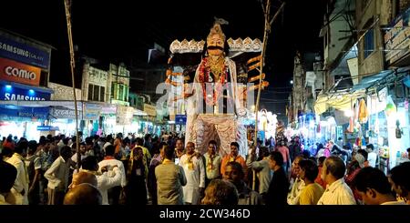 DISTRIKT KATNI, INDIEN - 08. OKTOBER 2019: Lord Ravana Rath Yatra Menschen drängen sich bei der hindu Religious Road Show für vijayadashami dussehra Veranstaltungen. Stockfoto