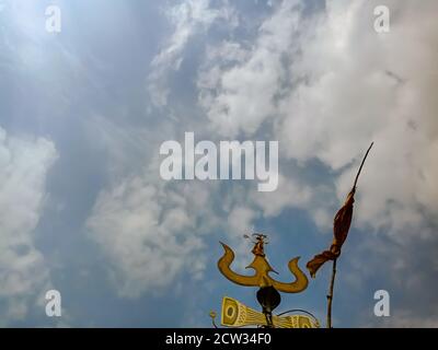 BEZIRK KATNI, INDIEN - 10. OKTOBER 2019: Lord shiva Dreizack isoliert auf Himmel Hintergrund. Stockfoto