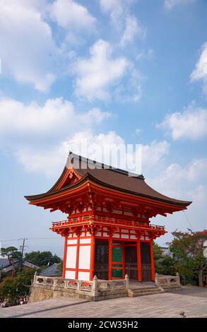 Der Blick auf den zweistöckigen Nio-mon (Deva Gate), dem Haupteingang zum Kiyomizu-dera Tempel. Kyoto. Japan Stockfoto