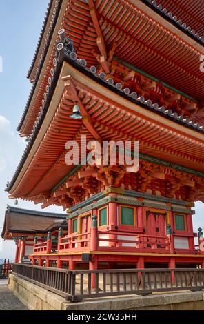 Die Nahaufnahme der verzehrenden dreistöckigen Pagode auf dem Hügel bei Kiyomizu-dera (Otowa-san) Tempel. Kyoto. Japan Stockfoto