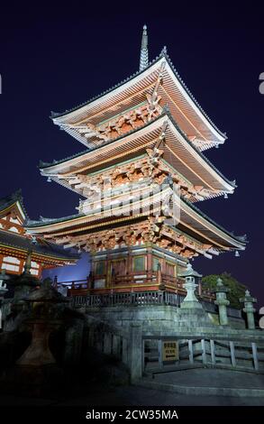 Der Blick auf die hell erleuchtete dreistöckige Pagode mit Zinnoberrot auf dem Hügel bei Kiyomizu-dera (Otowa-san) Tempel in der Nacht. Kyoto. Japan Stockfoto