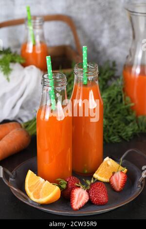Entgiftungsgetränk. Frisch zubereiteter Orangensaft aus Karotten. Für diejenigen, die ihre Gesundheit überwachen Stockfoto