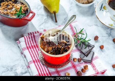 Birnenbrösel Dessert mit Schokolade und Haselnüssen Stockfoto
