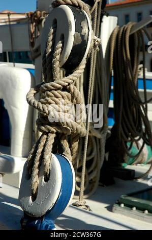 Alte Meeresobjekte auf einem großen Segelboot Stockfoto