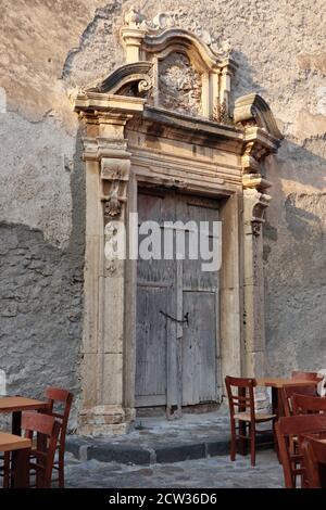 Milazzo - Entrata della Chiesa di San Gaetano all'alba Stockfoto