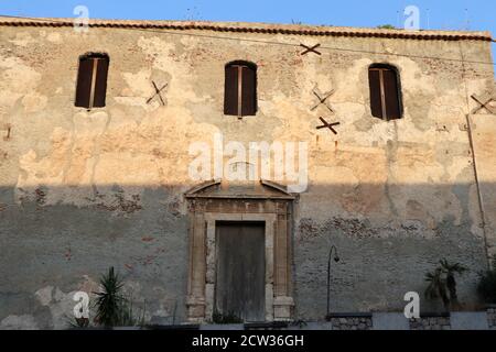 Milazzo - Facciata laterale della Chiesa di San Gaetano all'alba Stockfoto