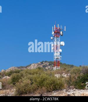 Fernmeldeturm auf einem Hügel Stockfoto