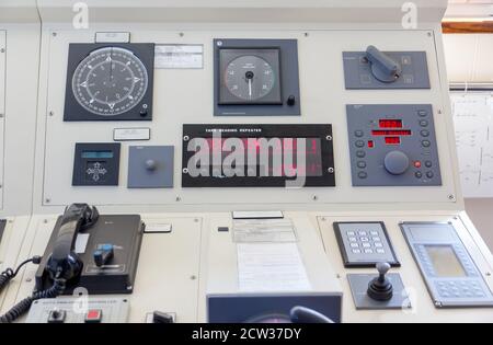 Instrumente in der Brücke eines modernen Schiffes Stockfoto