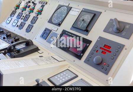 Instrumente in der Brücke eines modernen Schiffes Stockfoto