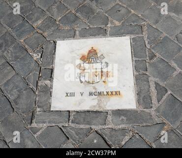 Rom, RM, Italien - 16. August 2020: Marmortafel mit dem persönlichen Wappen von Johannes Paul II. Und dem Datum in römischen Ziffern Stockfoto