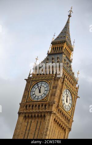 Big Ben mit fünf bis zwölf Jahren in Westminster, London, Großbritannien Stockfoto