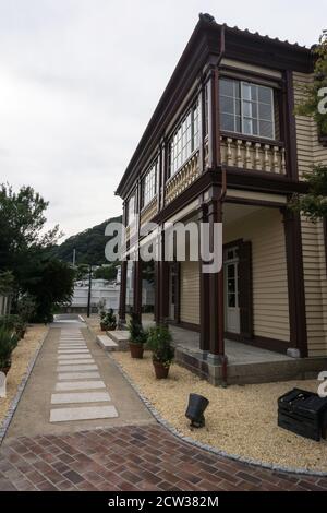 Blick auf das ehemalige Drewell House oder Rheinhaus, eine ehemalige Ausländerresidenz im westlichen Stil in Kobe Japan. Eines der Ijinkan-Häuser in Kitano. Stockfoto