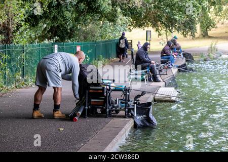 Northampton. September 2020. UK Wetter: Angelspiel auf dem See in Abington Park an einem kalten windigen und hellen Morgen. Kredit: Keith J Smith./Alamy Live Nachrichten Stockfoto