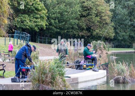 Northampton. September 2020. UK Wetter: Angelspiel auf dem See in Abington Park an einem kalten windigen und hellen Morgen. Kredit: Keith J Smith./Alamy Live Nachrichten Stockfoto