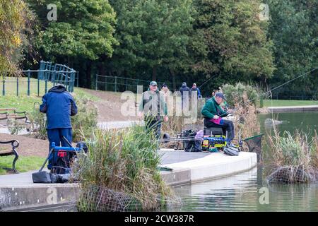 Northampton. September 2020. UK Wetter: Angelspiel auf dem See in Abington Park an einem kalten windigen und hellen Morgen. Kredit: Keith J Smith./Alamy Live Nachrichten Stockfoto