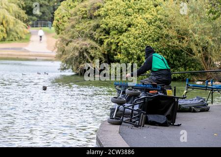 Northampton. September 2020. UK Wetter: Angelspiel auf dem See in Abington Park an einem kalten windigen und hellen Morgen. Kredit: Keith J Smith./Alamy Live Nachrichten Stockfoto