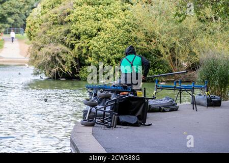 Northampton. September 2020. UK Wetter: Angelspiel auf dem See in Abington Park an einem kalten windigen und hellen Morgen. Kredit: Keith J Smith./Alamy Live Nachrichten Stockfoto