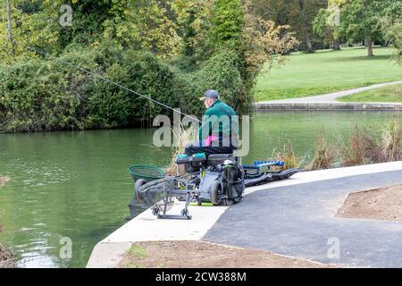 Northampton. September 2020. UK Wetter: Angelspiel auf dem See in Abington Park an einem kalten windigen und hellen Morgen. Kredit: Keith J Smith./Alamy Live Nachrichten Stockfoto