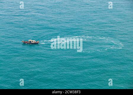 Kleines Fischerboot macht eine Wende in Busan Bereich bei sonnigem Tag, Südkorea Stockfoto