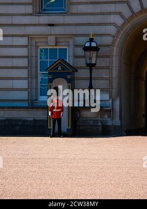 London, Vereinigtes Königreich - Juli 30 2020: Ein Gurdsman machte auf seinen Posten außerhalb des Buckingham Palace aufmerksam Stockfoto