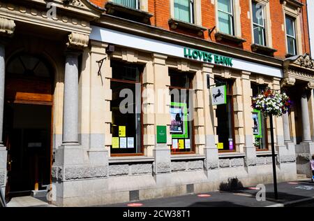 Tiverton, Vereinigtes Königreich - August 17 2020: Die Filiale von Lloyds Bank in Tiverton in der Fore Street Stockfoto