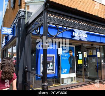 Tiverton, Vereinigtes Königreich - August 17 2020: Die Frotnage der Halifax Building Society Niederlassung auf dem Market Walk Stockfoto