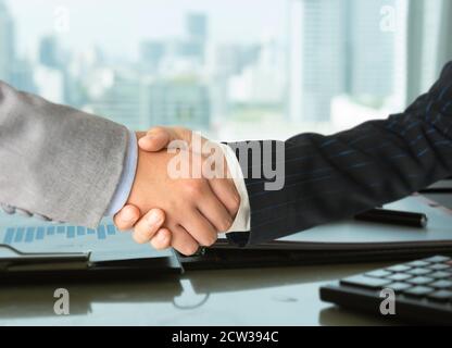 Geschäftspartner schütteln die Hände Glückwünsche nach Erfolg zu Fusionen und Übernahmen. Stockfoto