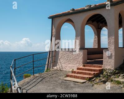 La Madonnina della Punta, kleine Kirche vor dem Meer in der Nähe von Bonassola, La Spezia, Italien Stockfoto