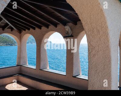 La Madonnina della Punta, kleine Kirche vor dem Meer in der Nähe von Bonassola, La Spezia, Italien Stockfoto