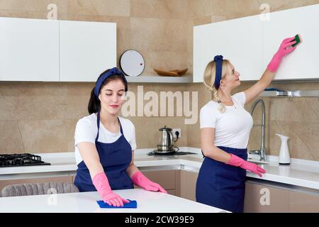 Reinigungsservice-Team bei der Arbeit in der Küche in Privathaus Stockfoto