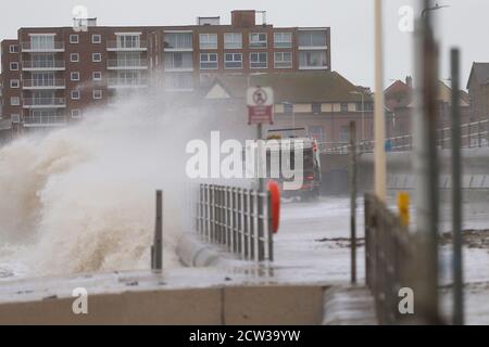 Minnis Bay, Kent, Großbritannien. September 2020, 27. Wetter in Großbritannien: Windböen schlagen East Kent bei Birchington-on-Sea ein, ein beliebter Ort für Windsurfer. Das Meer erwies sich als zu viel mit Roughs Meer gegen die Promenade zu schlagen. Foto: Paul Lawrenson-PAL Media/Alamy Live News Stockfoto