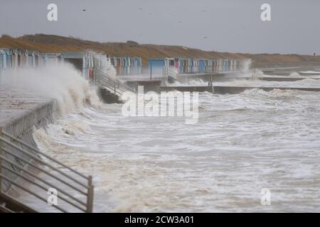 Minnis Bay, Kent, Großbritannien. September 2020, 27. Wetter in Großbritannien: Windböen schlagen East Kent bei Birchington-on-Sea ein, ein beliebter Ort für Windsurfer. Das Meer erwies sich als zu viel mit Roughs Meer gegen die Promenade zu schlagen. Foto: Paul Lawrenson-PAL Media/Alamy Live News Stockfoto