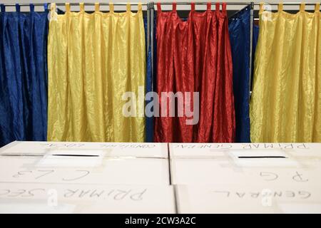 Bukarest, Rumänien - 27. September 2020: Pool Statdion in Bukarest während der Kommunalwahlen. Stockfoto